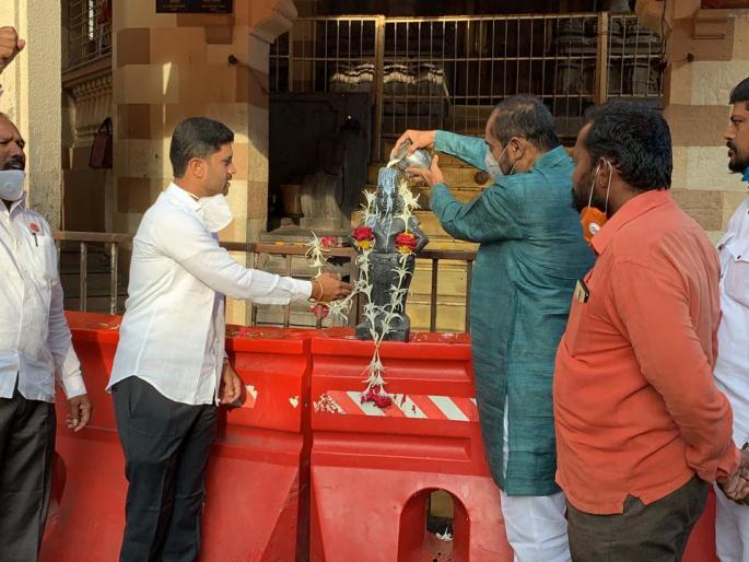Anointing of milk to Vitthal; Along with Sadabhau Khot, Paricharkani also started the agitation | विठ्ठलाला दुधाचा अभिषेक; सदाभाऊ खोतसह परिचारकानीही केली आंदोलनाला सुरुवात