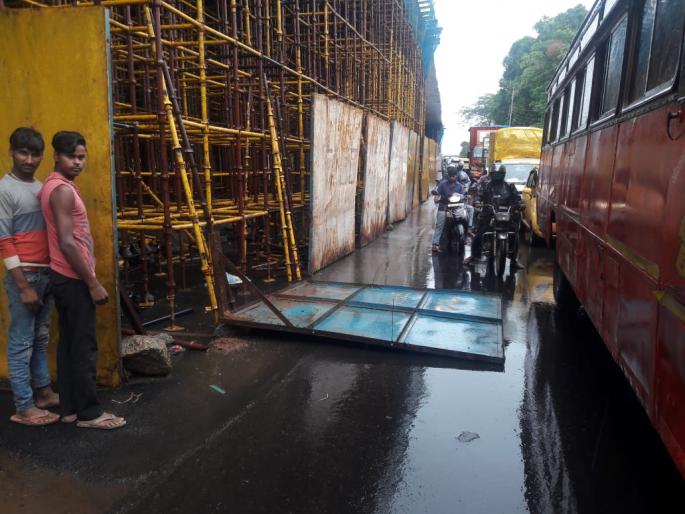 The side plate of the service road near Kankavali collapsed on the car; Report to police station | कणकवलीत सर्व्हिस रोड लगतचा साईड प्लेटचा पत्रा कोसळला कारवर ; पोलीस ठाण्यात तक्रार
