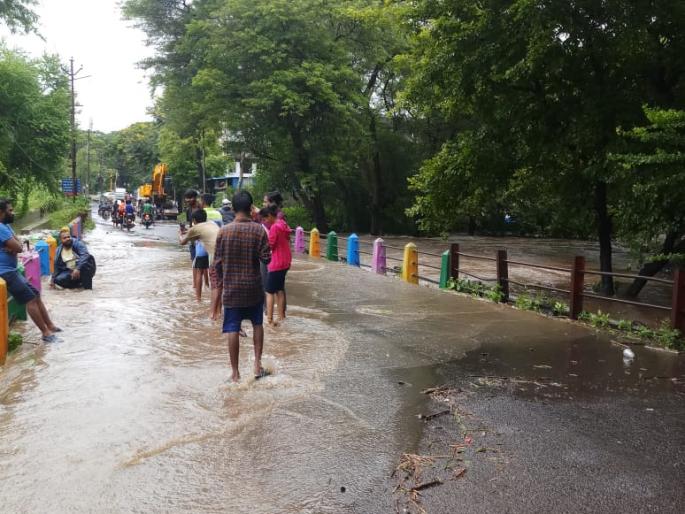 26 roads in the district closed; Alternative route resumes | जिल्ह्यातील २६ मार्ग बंद; पर्यायी मार्गाने वाहतूक सुरु 26 roads in the district closed; Alternative route resumes | जिल्ह्यातील २६ मार्ग बंद; पर्यायी मार्गाने वाहतूक सुरु