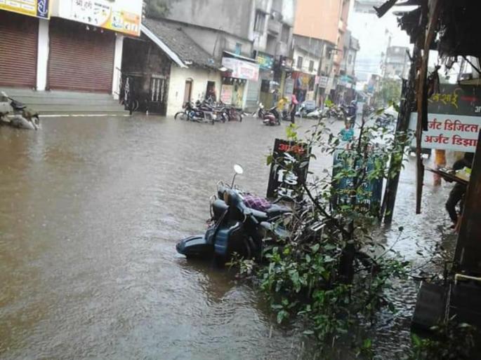 Rainwater seeped into the house, seven people were taken out | घरात घुसले पावसाचे पाणी, सात जणांना काढले बाहेर Rainwater seeped into the house, seven people were taken out | घरात घुसले पावसाचे पाणी, सात जणांना काढले बाहेर