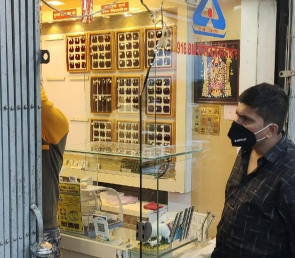 Thieves in police uniforms stolen a gold jewelllery shop; He started firing and ran away | थरारक! पोलिसांच्या वेशात चोरट्यांनी सराफ दुकान लुटले; गोळीबार करत झाले फरार Thieves in police uniforms stolen a gold jewelllery shop; He started firing and ran away | थरारक! पोलिसांच्या वेशात चोरट्यांनी सराफ दुकान लुटले; गोळीबार करत झाले फरार