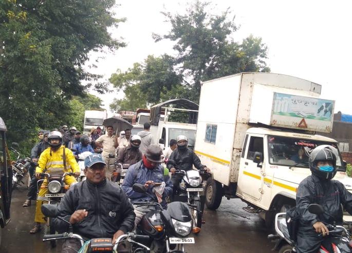 38 roads closed in the district; Alternative route resumes | जिल्ह्यातील ३८ मार्ग बंद; पर्यायी मार्गाने वाहतूक सुरु 38 roads closed in the district; Alternative route resumes | जिल्ह्यातील ३८ मार्ग बंद; पर्यायी मार्गाने वाहतूक सुरु