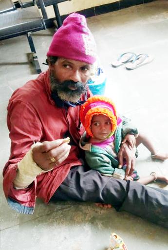 Mother and father kidnapped their baby as an alcoholic ...! | आई वडील दारुडे म्हणून त्यांच्या बाळाला पळवून आणले...! Mother and father kidnapped their baby as an alcoholic ...! | आई वडील दारुडे म्हणून त्यांच्या बाळाला पळवून आणले...!