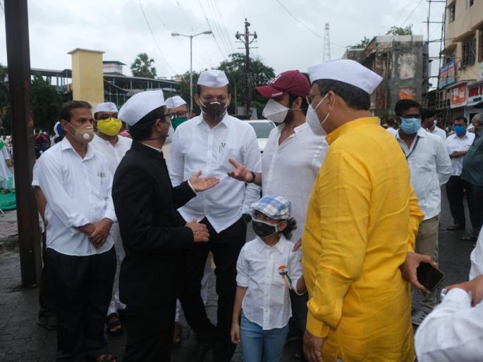 Consolation to Ganeshotsav Mandals in Vasai; Kshitij Thakur's follow-up license fee 100 percent waived | वसईतील गणेशोत्सव मंडळांना दिलासा;. क्षितिज ठाकूर यांच्या पाठपुरवठ्याने परवाना शुल्क केले 100 टक्के माफ Consolation to Ganeshotsav Mandals in Vasai; Kshitij Thakur's follow-up license fee 100 percent waived | वसईतील गणेशोत्सव मंडळांना दिलासा;. क्षितिज ठाकूर यांच्या पाठपुरवठ्याने परवाना शुल्क केले 100 टक्के माफ