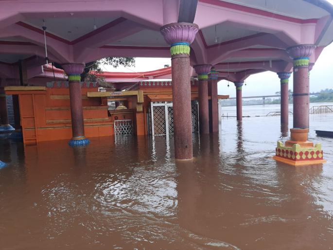 Datta temple of Shri Kshetra Nrusinhwadi more than half under water | श्री क्षेत्र नृसिंहवाडीचे दत्त मंदिर निम्याहून आधिक पाण्याखाली Datta temple of Shri Kshetra Nrusinhwadi more than half under water | श्री क्षेत्र नृसिंहवाडीचे दत्त मंदिर निम्याहून आधिक पाण्याखाली