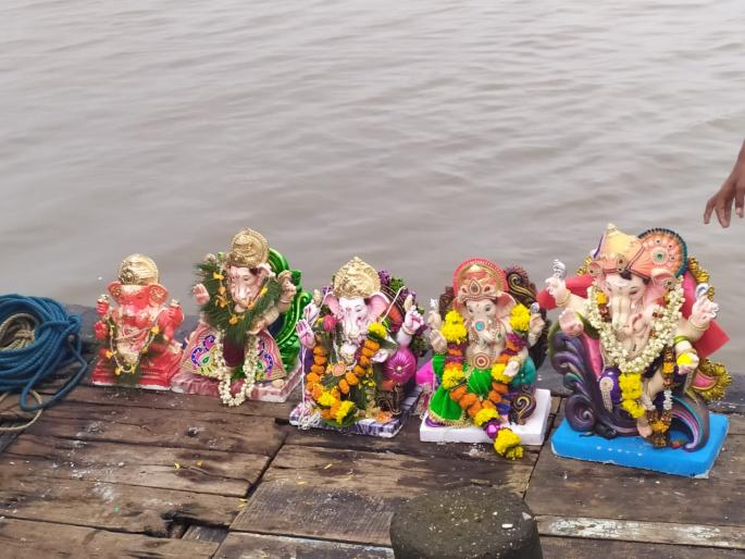Decrease in the number of one and a half day Ganesh idols due to corona infection |  कोरोनाच्या संसर्गामुळे दिड दिवसांच्या गणेश मूर्तींच्या संख्येत घट 