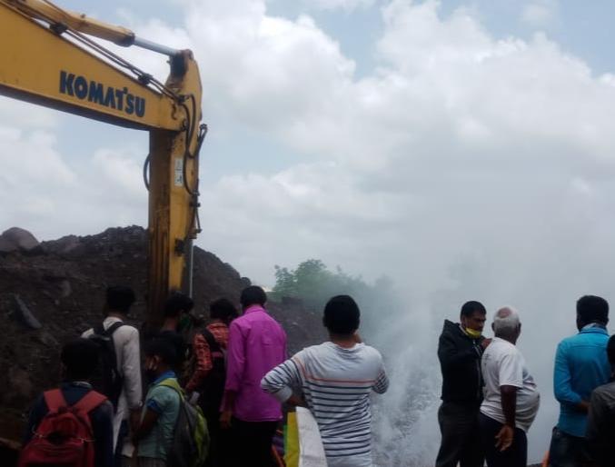 The water pipeline break on Spine Road in Moshi; Thousands of liters of water were wasted | मोशी येथील स्पाईन रस्त्यावर जलवाहिनी फुटली; हजारो लिटर पाणी गेले वाया The water pipeline break on Spine Road in Moshi; Thousands of liters of water were wasted | मोशी येथील स्पाईन रस्त्यावर जलवाहिनी फुटली; हजारो लिटर पाणी गेले वाया