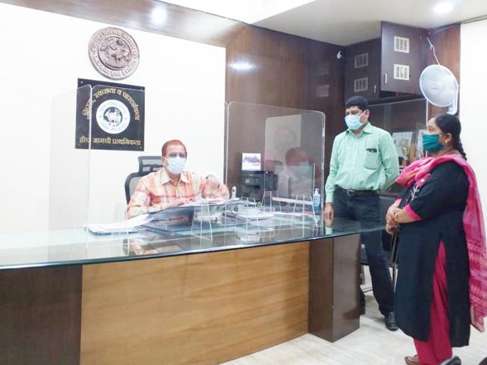 The ZP CEO placed a glass box on the table to prevent corona infection | कोरोनाचा संसर्ग टाळण्यासाठी झेडपीच्या सीईओनी टेबलावर बसविला काचेचा बॉक्स