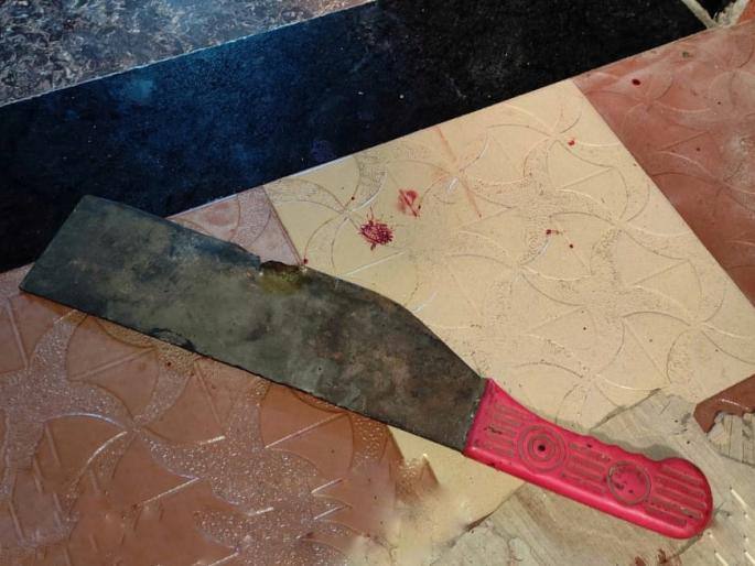 Theft session continues in Dharur; Thieves stab a woman during a burglary | धारूरमध्ये चोऱ्यांचे सत्र सुरूच; घरफोडी दरम्यान महिलेवर चोरट्यांचा कोयत्याने वार Theft session continues in Dharur; Thieves stab a woman during a burglary | धारूरमध्ये चोऱ्यांचे सत्र सुरूच; घरफोडी दरम्यान महिलेवर चोरट्यांचा कोयत्याने वार