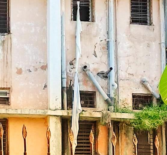 Shocking! Three corona positive prisoners escape from Parbhani District Hospital | धक्कादायक ! परभणीतील जिल्हा रुग्णालयातून तीन कोरोनाबाधित कैद्यांचे पलायन