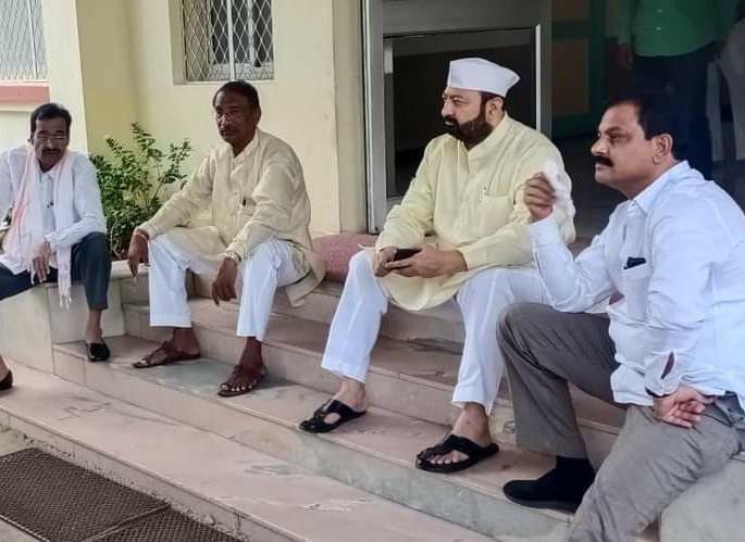 Big news; Sitting on the steps, the president of the milk team gets upset! | मोठी बातमी; चक्क पायऱ्यांवर बसून दूध संघाच्या अध्यक्षपदाची खलबते ! Big news; Sitting on the steps, the president of the milk team gets upset! | मोठी बातमी; चक्क पायऱ्यांवर बसून दूध संघाच्या अध्यक्षपदाची खलबते !