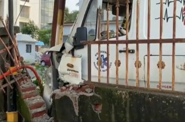 An ambulance carrying a Corona patient in Vasai had a terrible accident at Papadi! | कोरोना रुग्णाला नेणाऱ्या रुग्णवाहिकेला पापडी येथे भीषण अपघात ! An ambulance carrying a Corona patient in Vasai had a terrible accident at Papadi! | कोरोना रुग्णाला नेणाऱ्या रुग्णवाहिकेला पापडी येथे भीषण अपघात !