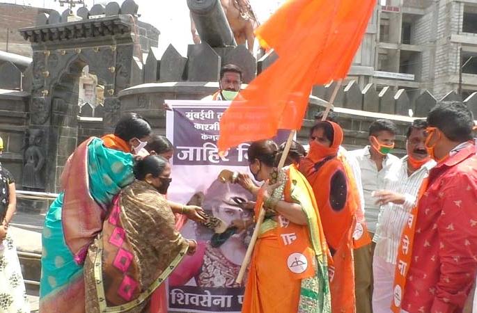 Shiv Sena aggressive; Shoes hit the symbolic poster of Kangana in Pandharpur | शिवसेना आक्रमक; पंढरपुरात कंगनाच्या प्रतिकात्मक पोस्टरला मारले जोडे Shiv Sena aggressive; Shoes hit the symbolic poster of Kangana in Pandharpur | शिवसेना आक्रमक; पंढरपुरात कंगनाच्या प्रतिकात्मक पोस्टरला मारले जोडे