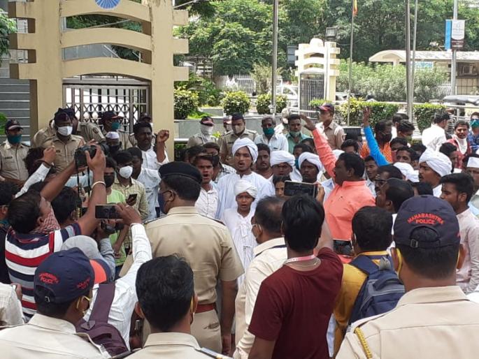 Open Siddheshwar Temple in Solapur for devotees; Demand for 'deprived' through agitation | सोलापुरातील सिद्धेश्वर मंदिर भाविकांसाठी खुले करा; 'वंचित'ची आंदोलनाद्वारे मागणी Open Siddheshwar Temple in Solapur for devotees; Demand for 'deprived' through agitation | सोलापुरातील सिद्धेश्वर मंदिर भाविकांसाठी खुले करा; 'वंचित'ची आंदोलनाद्वारे मागणी