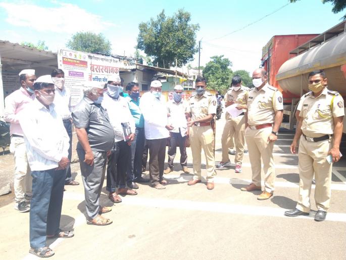 Dindi police stopped a teacher from Sangli to Baramati for unsubsidized school salaries | विनाअनुदानित शाळांच्या वेतनासाठी सांगलीहून बारामतीकडे निघालेली शिक्षक दिंडी पोलिसांनी रोखली Dindi police stopped a teacher from Sangli to Baramati for unsubsidized school salaries | विनाअनुदानित शाळांच्या वेतनासाठी सांगलीहून बारामतीकडे निघालेली शिक्षक दिंडी पोलिसांनी रोखली