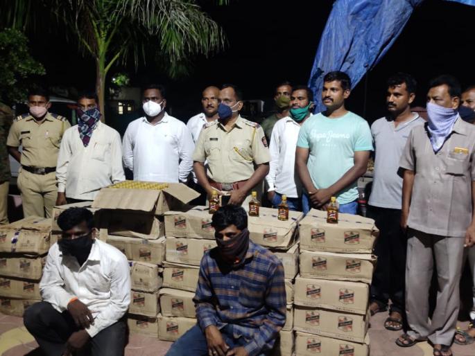 Transport of illicit liquor concealed in straw; Four and a half lakh items confiscated | कडब्याच्या पेंढ्यात लपवून अवैध दारूची वाहतूक; साडेचार लाखांचा मुद्देमाल जप्त Transport of illicit liquor concealed in straw; Four and a half lakh items confiscated | कडब्याच्या पेंढ्यात लपवून अवैध दारूची वाहतूक; साडेचार लाखांचा मुद्देमाल जप्त