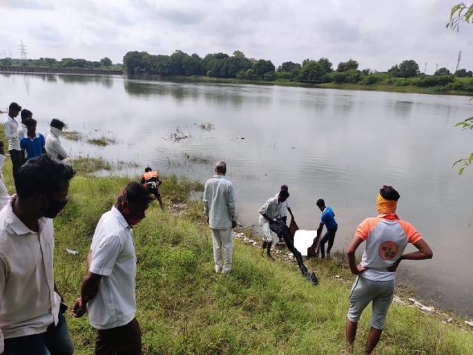 The body of a man who was swept away in the Pravara river found 36 hours later | प्रवरा नदीपात्रात वाहून गेलेल्या व्यक्तीचा मृतदेह तब्बल छत्तीस तासानंतर सापडला The body of a man who was swept away in the Pravara river found 36 hours later | प्रवरा नदीपात्रात वाहून गेलेल्या व्यक्तीचा मृतदेह तब्बल छत्तीस तासानंतर सापडला