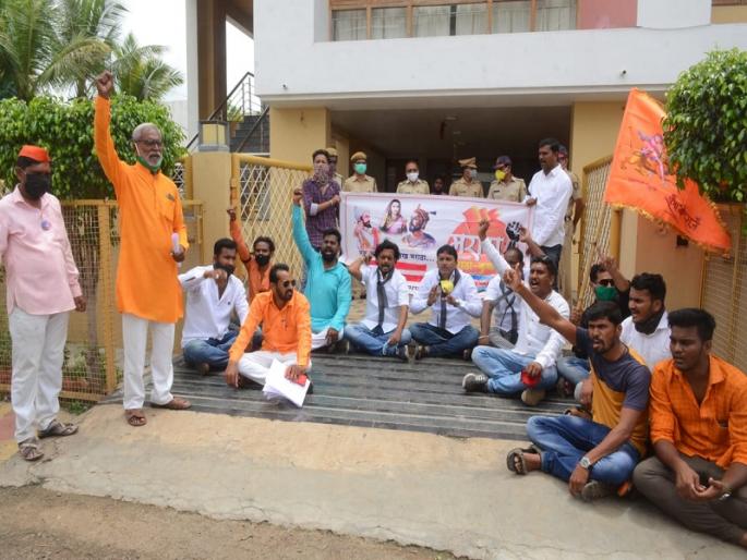 Protests of the Maratha community in front of the houses of the people's representatives | परभणीत लोकप्रतिनिधींच्या घरासमोर मराठा समाजाची निदर्शने Protests of the Maratha community in front of the houses of the people's representatives | परभणीत लोकप्रतिनिधींच्या घरासमोर मराठा समाजाची निदर्शने