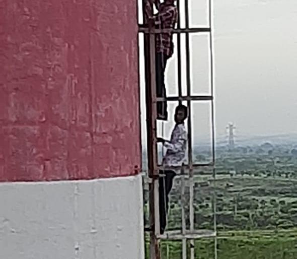Breaking; Farmers' agitation on the chimney of 'Gokul' sugar factory for sugarcane bill | Breaking; ऊस बिलासाठी 'गोकुळ' साखर कारखान्याच्या चिमणीवर चढून शेतकऱ्यांचे आंदोलन