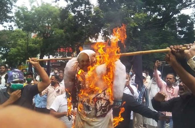 Cremation of a symbolic statue of Amit Shah at Solapur; The Marxist Communist Party is aggressive | अमित शहांच्या प्रतिकात्मक पुतळ्याचे सोलापुरात दहन; मार्क्सवादी कम्युनिस्ट पक्ष आक्रमक