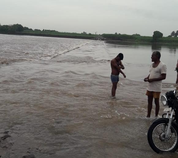 Patwardhan Kuroli dam under water; Flood swords on riverside villages | Breaking; पटवर्धन कुरोली बंधारा पाण्याखाली; नदीकाठच्या गावांवर पुराची टांगती तलवार