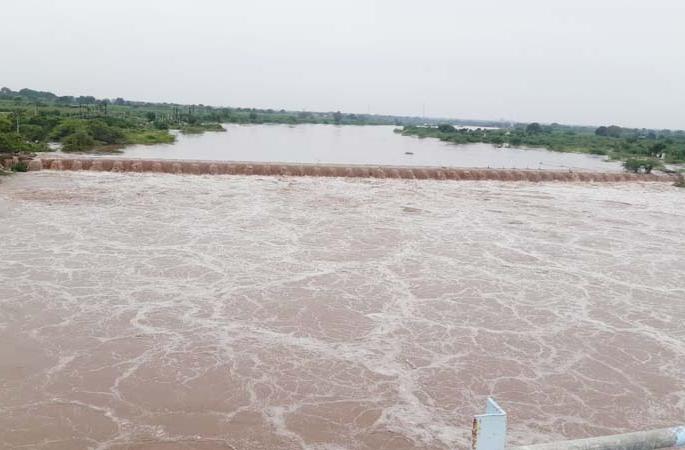 Due to heavy rains, the Maan river in the drought prone area was flooded after 108 years | जोरदार पर्जन्यवृष्टीने दुष्काळी भागातील माण नदीला १०८ वर्षानी आला पूर