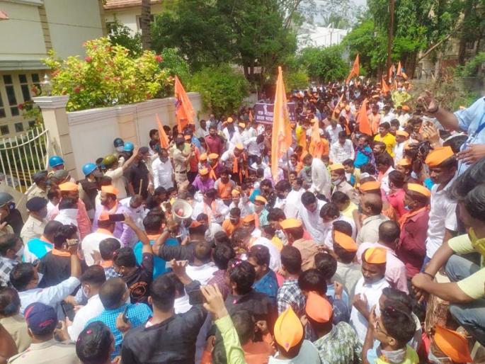 Road blockade in Sangola, Barshi, Mohol, tires burnt in Madha, Chappal Maro Andolan in Akluj | सांगोला, बार्शी, मोहोळमध्ये रास्ता रोको, माढ्यात टायर जाळले, अकलूजमध्ये चप्पल मारो आंदोलन