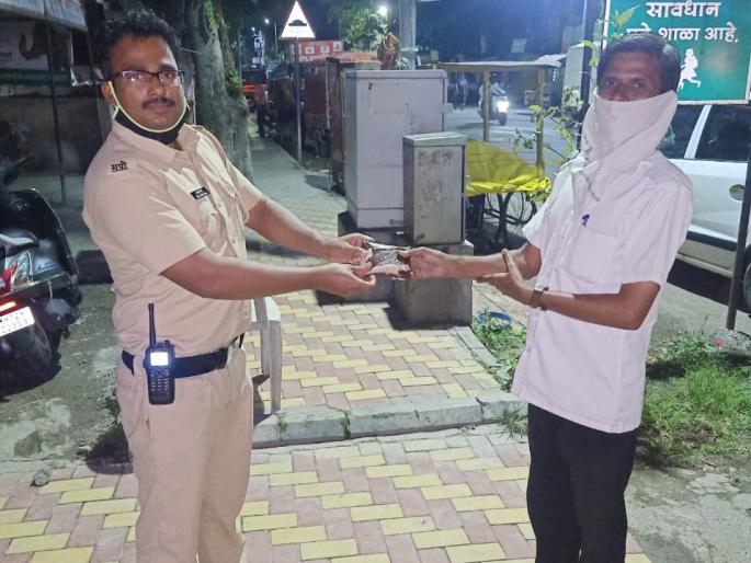 Honesty in khaki! The forgotten wallet in the ATM was returned by the police | खाकीतील प्रामाणिकपणा ! एटीएममध्ये विसरलेले पाकीट पोलिसांनी केले परत Honesty in khaki! The forgotten wallet in the ATM was returned by the police | खाकीतील प्रामाणिकपणा ! एटीएममध्ये विसरलेले पाकीट पोलिसांनी केले परत