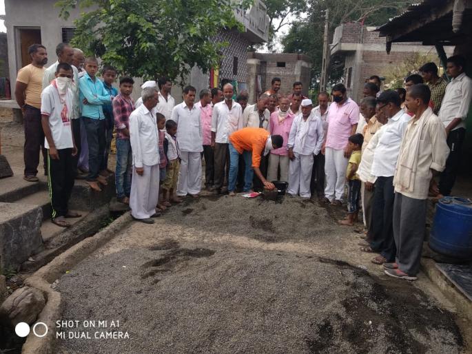 Commencement of Paver Block at Javkhedesim in Erandol taluka | एरंडोल तालुक्यातील जवखेडेसीम येथे पेव्हरब्लॉक बसविण्याच्या कामाचा शुभारंभ