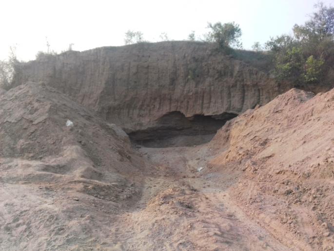 Theft of sand by carving hills by JCB in Kadholi area of Erandol taluka | एरंडोल तालुक्यातील कढोली परिसरात जेसीबीद्वारे टेकड्या कोरून वाळूची चोरी Theft of sand by carving hills by JCB in Kadholi area of Erandol taluka | एरंडोल तालुक्यातील कढोली परिसरात जेसीबीद्वारे टेकड्या कोरून वाळूची चोरी