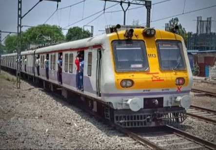 Mumbai rules will apply to Pune; Only those who have taken two doses can travel locally | मुंबईचे नियम पुण्याला लागू होणार; दोन डोस घेतलेल्यांनाच लोकलने प्रवास करता येणार