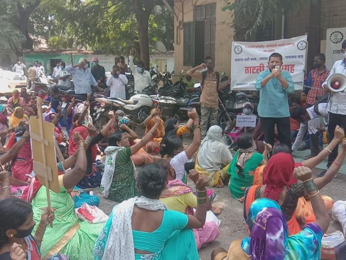 No work at hand, how to live? Satyagraha staged outside the Deputy Commissioner of Labor | हाताला काम नाही, जगायचे कसे? कामगार उपायुक्तालयाबाहेर 'ताटली सत्याग्रह' No work at hand, how to live? Satyagraha staged outside the Deputy Commissioner of Labor | हाताला काम नाही, जगायचे कसे? कामगार उपायुक्तालयाबाहेर 'ताटली सत्याग्रह'