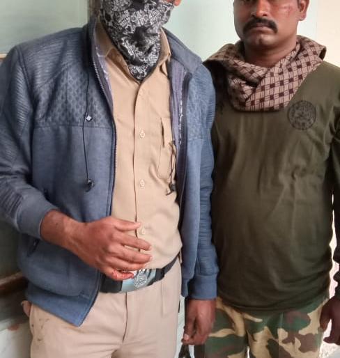 Accused assaulted two policemen on patrol in Barshi | Breaking; पेट्रोलिंग करणाऱ्या बार्शीतील दोन पोलिसांवर आरोपीचा प्राणघातक हल्ला Accused assaulted two policemen on patrol in Barshi | Breaking; पेट्रोलिंग करणाऱ्या बार्शीतील दोन पोलिसांवर आरोपीचा प्राणघातक हल्ला