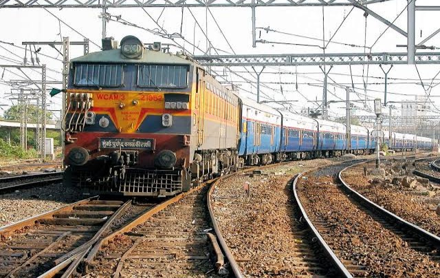 The Deccan Queen express finally ran on the track after six months ... | मुंबई- पुणेकरांची 'फेव्हरेट' असलेली 'डेक्कन क्वीन' सहा महिन्यानंतर ट्रॅकवर धावली... The Deccan Queen express finally ran on the track after six months ... | मुंबई- पुणेकरांची 'फेव्हरेट' असलेली 'डेक्कन क्वीन' सहा महिन्यानंतर ट्रॅकवर धावली...