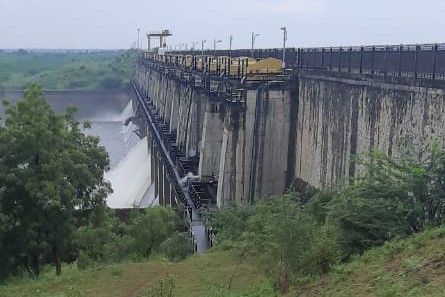 Four gates of Sina-Kolegaon dam in Osmanabad district opened | उस्मानाबाद जिल्ह्यातील सीना-कोळेगाव धरणाचे चार दरवाजे उघडले Four gates of Sina-Kolegaon dam in Osmanabad district opened | उस्मानाबाद जिल्ह्यातील सीना-कोळेगाव धरणाचे चार दरवाजे उघडले