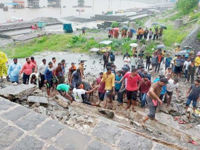 Ghat on the banks of Chandrabhaga river in Pandharpur; The unfortunate death of six people | पंढरपुरातील चंद्रभागा नदीकाठावरील घाट खचला; सहा जणांचा दुदैवी मृत्यू Ghat on the banks of Chandrabhaga river in Pandharpur; The unfortunate death of six people | पंढरपुरातील चंद्रभागा नदीकाठावरील घाट खचला; सहा जणांचा दुदैवी मृत्यू
