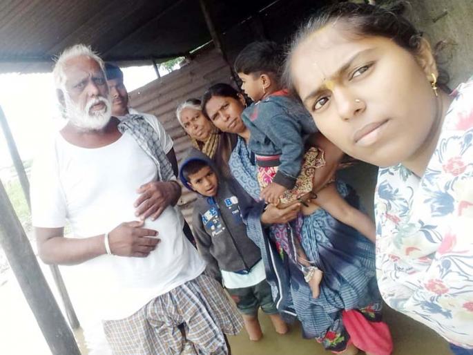 Flooding the river Sinai; Seven members of the Deshmukh family got stuck in the river basin | सीना नदीला महापूर; देशमुख कुटुंबातील सात जण नदीपात्रात अडकले Flooding the river Sinai; Seven members of the Deshmukh family got stuck in the river basin | सीना नदीला महापूर; देशमुख कुटुंबातील सात जण नदीपात्रात अडकले