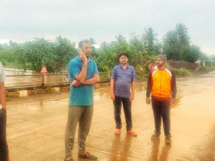 Machnur - water on Begumpur bridge; Solapur - Mangalvedha highway closed for traffic | माचणूर - बेगमपुर पुलावर पाणी; सोलापूर - मंगळवेढा महामार्ग वाहतुकीसाठी बंद Machnur - water on Begumpur bridge; Solapur - Mangalvedha highway closed for traffic | माचणूर - बेगमपुर पुलावर पाणी; सोलापूर - मंगळवेढा महामार्ग वाहतुकीसाठी बंद