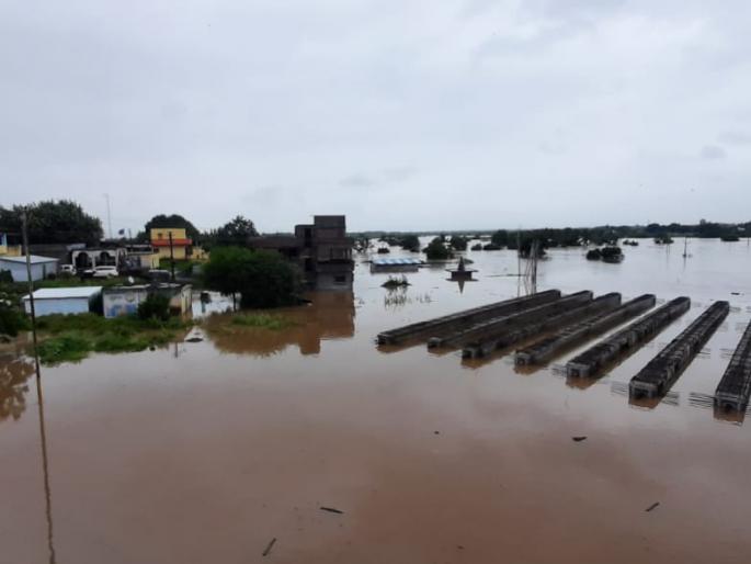 Heavy rain; 565 villages affected in Solapur district, 14 killed so far | अतिवृष्टीचा तडाखा; सोलापूर जिल्ह्यातील ५६५ गावे बाधित, आतापर्यत १४ जणांचा मृत्यू Heavy rain; 565 villages affected in Solapur district, 14 killed so far | अतिवृष्टीचा तडाखा; सोलापूर जिल्ह्यातील ५६५ गावे बाधित, आतापर्यत १४ जणांचा मृत्यू