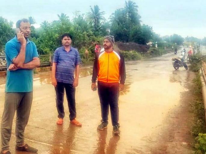 The water on the Begumpur bridge receded; Mangalvedha - Pandharpur highway started | बेगमपूर पुलावरील पाणी ओसरू लागले; मंगळवेढा - पंढरपूर महामार्ग सुरू The water on the Begumpur bridge receded; Mangalvedha - Pandharpur highway started | बेगमपूर पुलावरील पाणी ओसरू लागले; मंगळवेढा - पंढरपूर महामार्ग सुरू