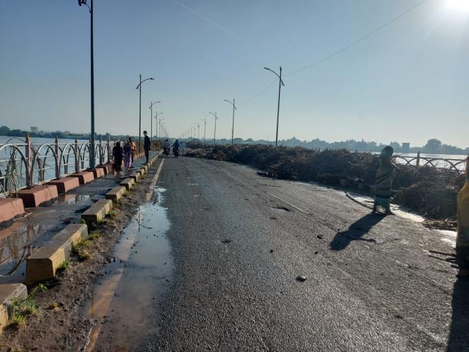 Big news; Water receded on the Chandrabhaga river bridge; The bridge is closed for traffic | मोठी बातमी; चंद्रभागा नदीच्या पुलावरील पाणी ओसरले; वाहतुकीसाठी पूल मात्र बंदच Big news; Water receded on the Chandrabhaga river bridge; The bridge is closed for traffic | मोठी बातमी; चंद्रभागा नदीच्या पुलावरील पाणी ओसरले; वाहतुकीसाठी पूल मात्र बंदच