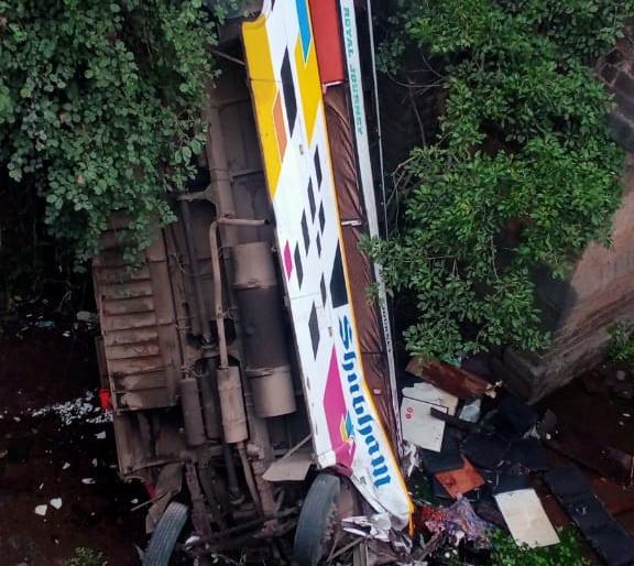 Accident: Bus crashes into 40 feet valley; Five killed and 34 injured | Accident : ४० फूट दरीत कोसळली बस ; पाच जणांचा मृत्यू तर ३४ जखमी Accident: Bus crashes into 40 feet valley; Five killed and 34 injured | Accident : ४० फूट दरीत कोसळली बस ; पाच जणांचा मृत्यू तर ३४ जखमी