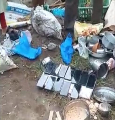what is this! ... Mobile theft is happening in Virar under the name of begging! | अबब...हे काय!...विरारमध्ये भिक्षेच्या नावाखाली होतंय मोबाईल चोरी what is this! ... Mobile theft is happening in Virar under the name of begging! | अबब...हे काय!...विरारमध्ये भिक्षेच्या नावाखाली होतंय मोबाईल चोरी
