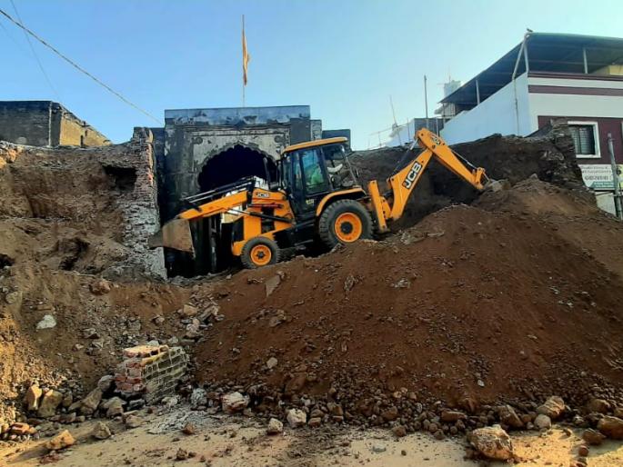 Stone throwing at Amalner on JCB which demolished the stone gate tower | दगडी दरवाज्याचा बुरुज पाडणाऱ्या जेसीबीवर अमळनेर येथे दगडफेक Stone throwing at Amalner on JCB which demolished the stone gate tower | दगडी दरवाज्याचा बुरुज पाडणाऱ्या जेसीबीवर अमळनेर येथे दगडफेक