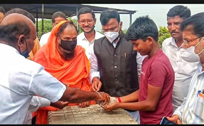Failure of state government to deal with flood situation; Criticism of MP Jayasiddheshwar Mahaswamy | पूर परिस्थिती हाताळण्यात राज्य शासनाला अपयश; खासदार जयसिद्धेश्वर महास्वामींची टीका Failure of state government to deal with flood situation; Criticism of MP Jayasiddheshwar Mahaswamy | पूर परिस्थिती हाताळण्यात राज्य शासनाला अपयश; खासदार जयसिद्धेश्वर महास्वामींची टीका
