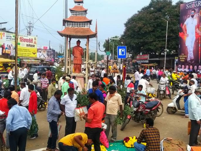 Crowds in the market to pick marigolds from vendors sitting in piles on the street | रस्त्यावर ढीग मांडून बसलेल्या विक्रेत्यांकडील झेंडू फुले घेण्यासाठी बाजारपेठेत झुंबड Crowds in the market to pick marigolds from vendors sitting in piles on the street | रस्त्यावर ढीग मांडून बसलेल्या विक्रेत्यांकडील झेंडू फुले घेण्यासाठी बाजारपेठेत झुंबड