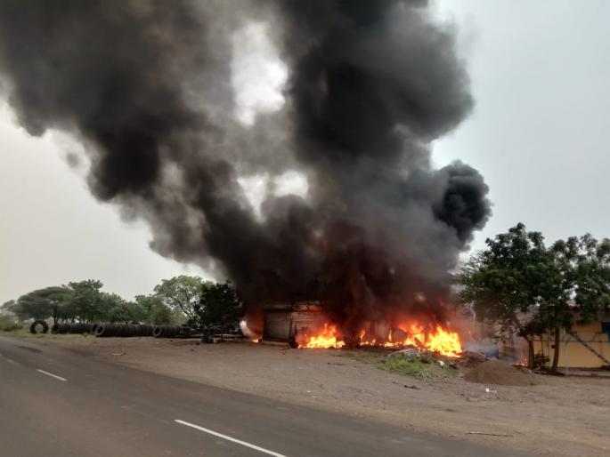 A fire broke out at a tire shop in Kamati; Loss of one crore rupees | Breaking; कामती येथील टायर दुकानाला लागली आग; एक कोटी रुपयाचे नुकसान A fire broke out at a tire shop in Kamati; Loss of one crore rupees | Breaking; कामती येथील टायर दुकानाला लागली आग; एक कोटी रुपयाचे नुकसान