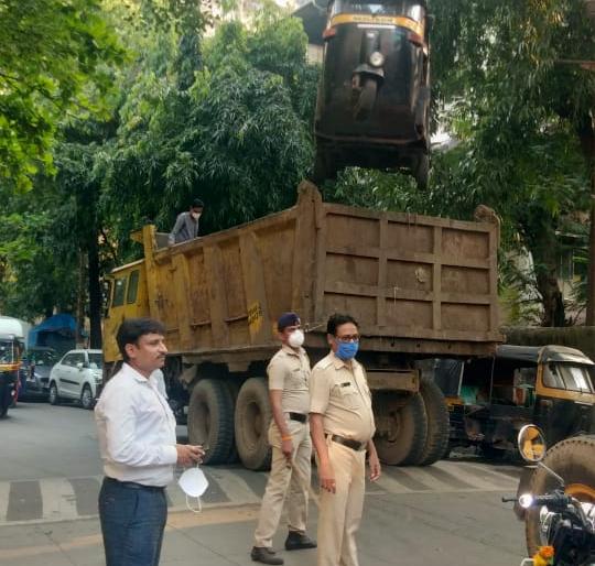 Action under shallow ward committee on unattended vehicles | बेवारस वाहनांवर उथळसर प्रभाग समिती अंतर्गत कारवाई