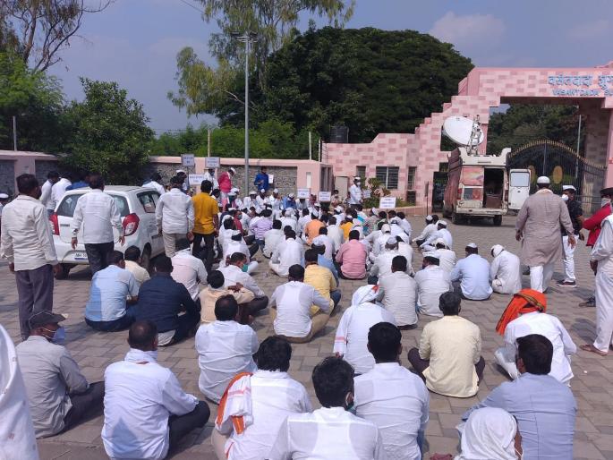 MLA Suresh Dhas goes on a hunger strike in Pune for not calling a meeting of sugarcane workers | आमदार सुरेश धस यांना आधी करावे लागले आंदोलन; नंतर मिळाले शरद पवारांच्या बैठकीचे निमंत्रण MLA Suresh Dhas goes on a hunger strike in Pune for not calling a meeting of sugarcane workers | आमदार सुरेश धस यांना आधी करावे लागले आंदोलन; नंतर मिळाले शरद पवारांच्या बैठकीचे निमंत्रण