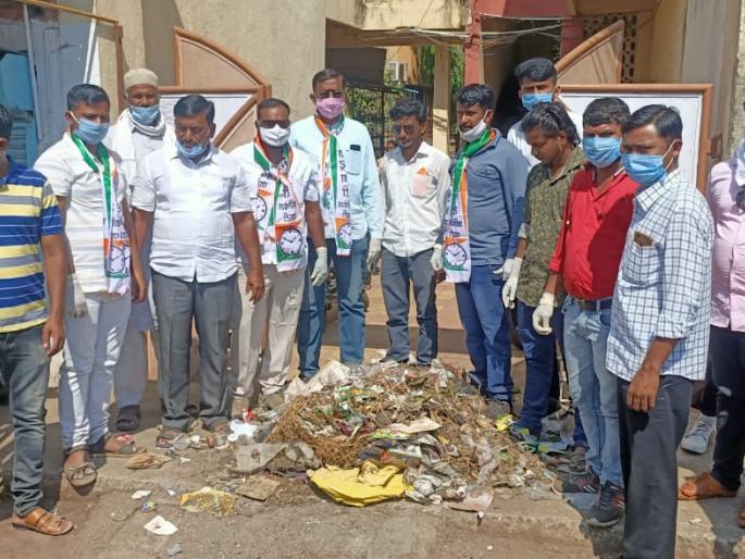 Jamner to throw garbage in front of NCP | जामनेरला राष्ट्रवादीचे पालिकेसमोर कचरा फेको आंदोलन Jamner to throw garbage in front of NCP | जामनेरला राष्ट्रवादीचे पालिकेसमोर कचरा फेको आंदोलन
